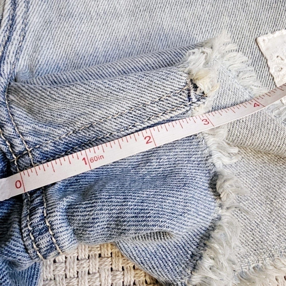 Hollister Ultra HR Light Wash Patched Curvy Vintage Relaxed Mom Shorts 0/24 - Picture 10 of 11